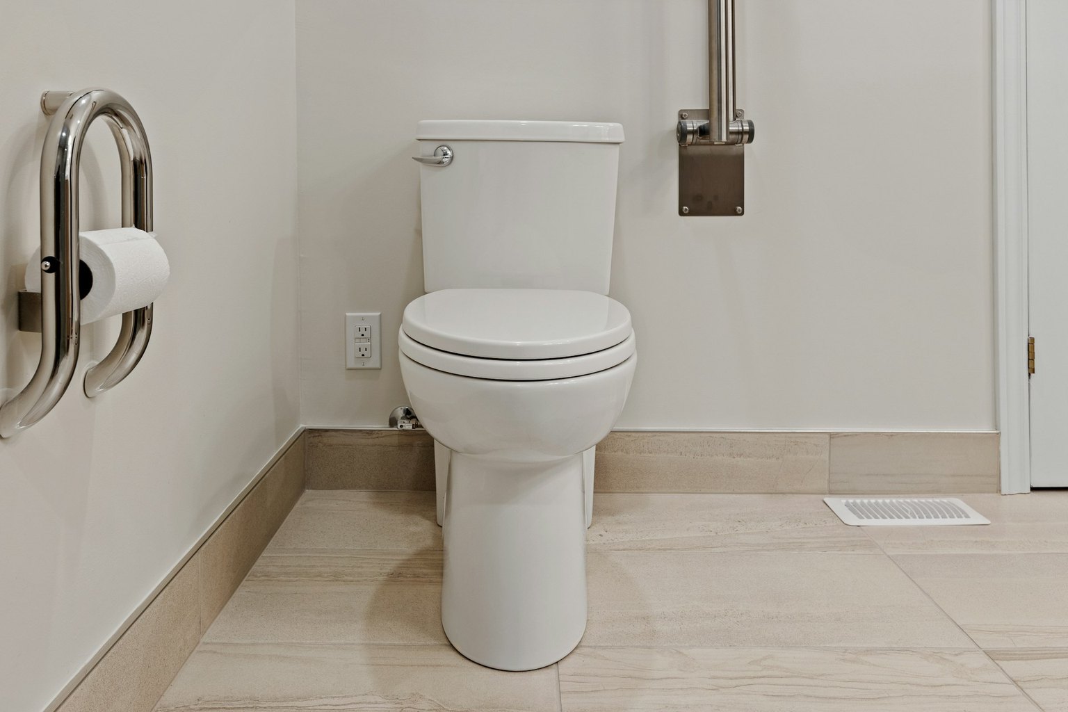 Cuvette WC à poser avec réservoir attenant, barre d'appui murale et dérouleur, posée sur carrelage