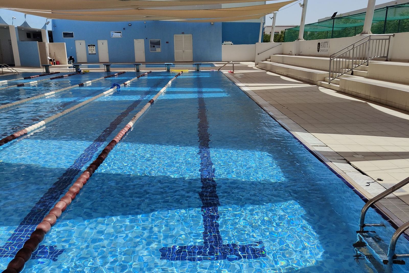 Bassin carrelé et lignes d'eau d'une piscine entretenue